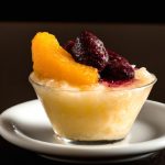 Manjar branco com calda de vinho