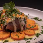 Medalhão de porco com bacon assado