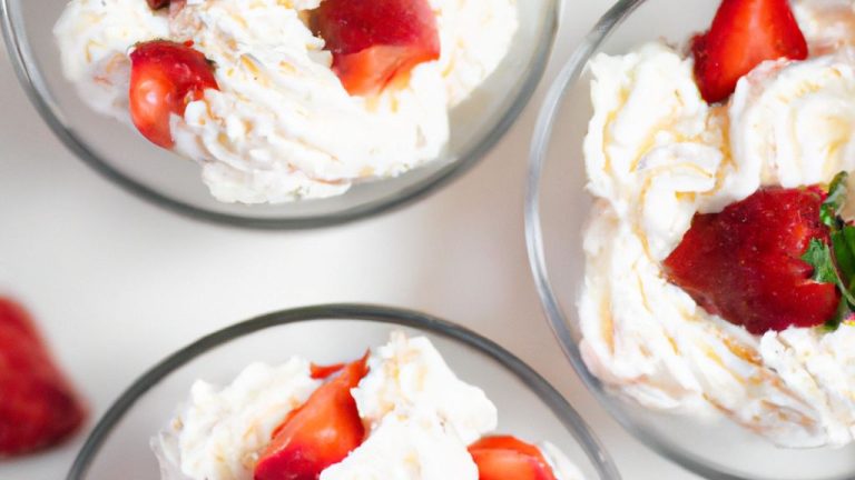 Receita de Merengue com chantilly e morango
