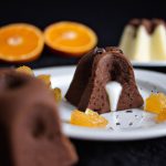 Mini bolo de chocolate com geleia de laranja
