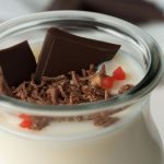 Mousse de chocolate branco e romã