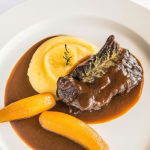 Músculo ao Molho de Vinho e Purê de Banana da Terra