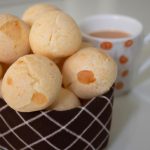 Pão de queijo na caneca