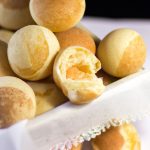 Pão de Queijo Recheado com Doce de Leite