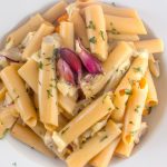 Penne com fundo de alcachofra