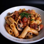 Penne com molho de tomate e funghi porcini