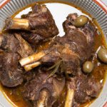 Perna de Cabrito Assada em Molho de Vinho