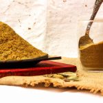 Pimenta-do-reino em pó e em grão