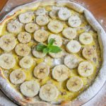 Pizza de frigideira de banana e doce de leite