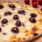 Pizza de Queijo com Cerejas