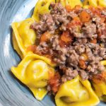 Ravioli de carne à moda do mediterrâneo