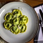 Ravióli de massa verde com mussarela de búfala