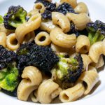 Rigatoni con broccoli, aglio olio e olive nere