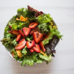 Salada de folhas com legumes e morango