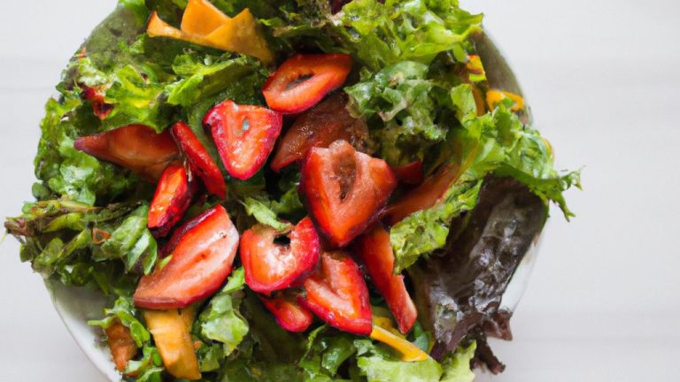 Receita de Salada de folhas com legumes e morango