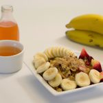 Salada de frutas com granola e caldo de cana