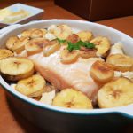 Salmão com bananas gratinadas