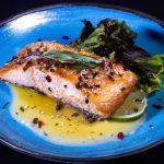 Salmão Grelhado com Molho de Pimentas Secas