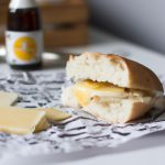 Sanduíche de Brie no Pão de Ervas