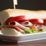 Sanduíche de Lombo Defumado com Tomate