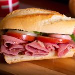 Sanduíche de Mortadela com Salsão