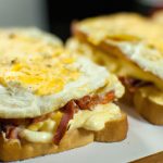 Sanduíche de Ovos com Bacon e Queijo