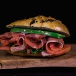 Sanduíche de Peito de Peru Defumado com Abacate