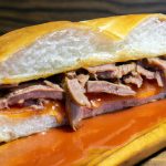 Sanduíche de pernil assado com molho