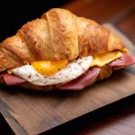 Sanduíche de Presunto com Ovos no Pão Croissant