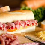 Sanduíche de Presunto com Queijos e Frutas