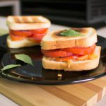Sanduíche de Queijo com Tomate e Manjericão