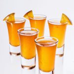 Shot de Suco Tang com Vodka