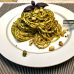 Spaghetti al pesto com pinhões brasileiros