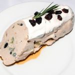 Terrine de cebolas roxas, frutas secas e especiarias ao creme roquefort