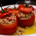 Tomate recheado com atum