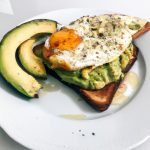 Torrada com abacate e ovo
