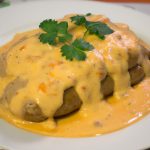 Torta de purê com salsichas