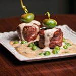 Rocambole de carne moída com creme de cebola