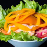 Salada ao molho de mostarda com peito de peru e manga