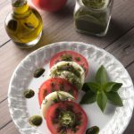 Salada caprese com molho pesto