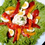 Salada com pimentão e frango