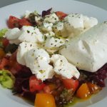 Salada com queijo burrata