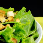 Salada de Alface Americana com Vegetais, Torradas e Cogumelos