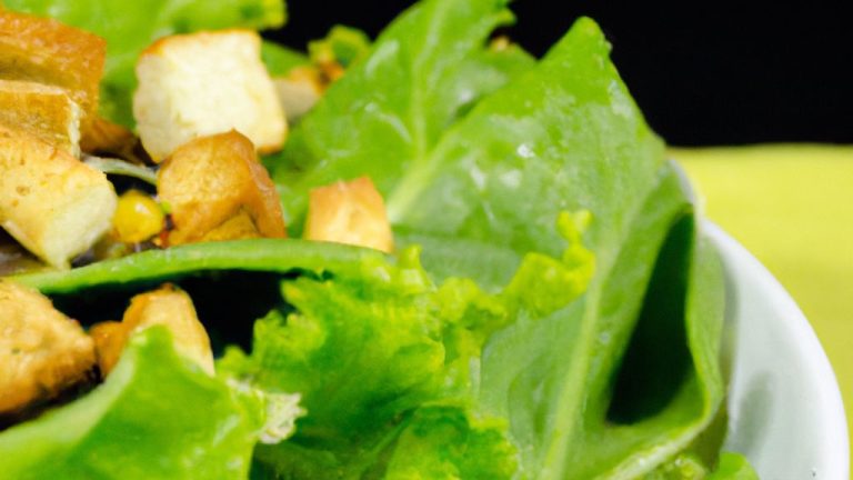 Salada de alface americana com vegetais, torradas e cogumelos