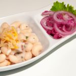 Salada de feijão fradinho com bacalhau desfiado