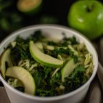 Salada detox de couve com maçã verde