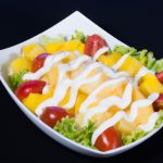 Salada tropical de frango com molho de iogurte