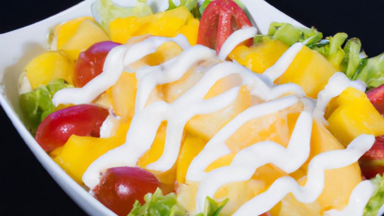 Salada tropical de frango com molho de iogurte