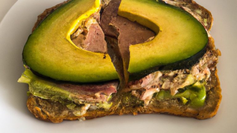 Sanduíche de peito de peru com avocado