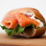 Sanduíche de salmão defumado com cream cheese light